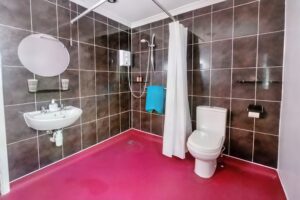 Spacious walk-in wet room